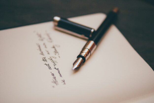 Photo by Álvaro Serrano black and silver fountain pen